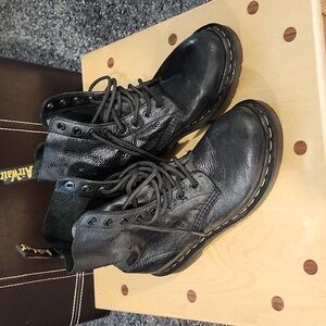 Ladies Excellent gently used condition Docs  Like new, worn a handful of times.